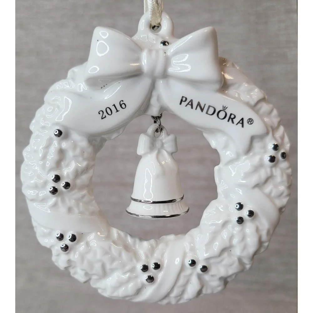 Pandora 2016 Limited Edition Jared Wreath Christmas Ornament White Ceramic RARE